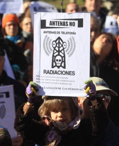 Cuatrovientos protestas de los vecinos por la futura colacación de una antena de telefonía /